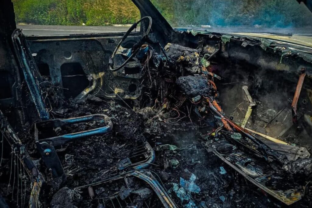 Protección Civil de Atotonilco el Grande evita tragedia tras incendio vehicular en La Laguna