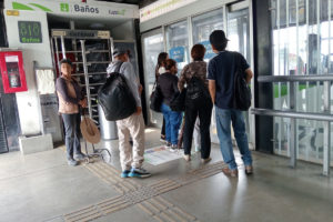 Sanitarios y elevadores del Tuzobús están abandonados en varias estaciones