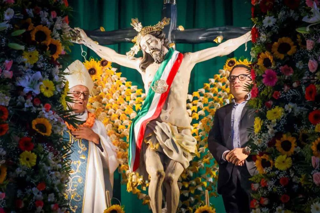 En su homilía, el obispo Pedro Juárez pidió por los feligreses  y los migrantes