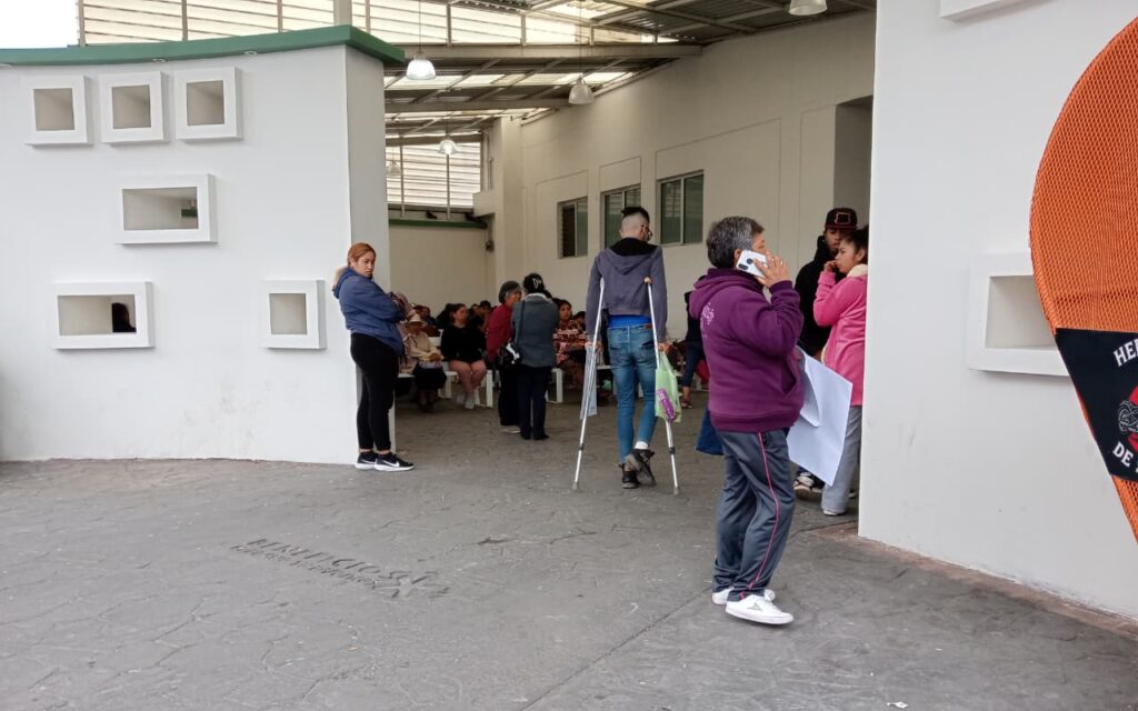Sin sillas, sombra ni acceso pleno: así esperan en el Hospital General de Pachuca.