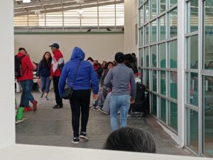 Familiares de pacientes aseguran que no hay espacios dignos para esperar, ni sombra, bancas o acceso suficiente a hospitalización