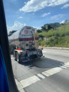 Servicios de emergencia laboraron en el retiro del tractocamión tipo cisterna