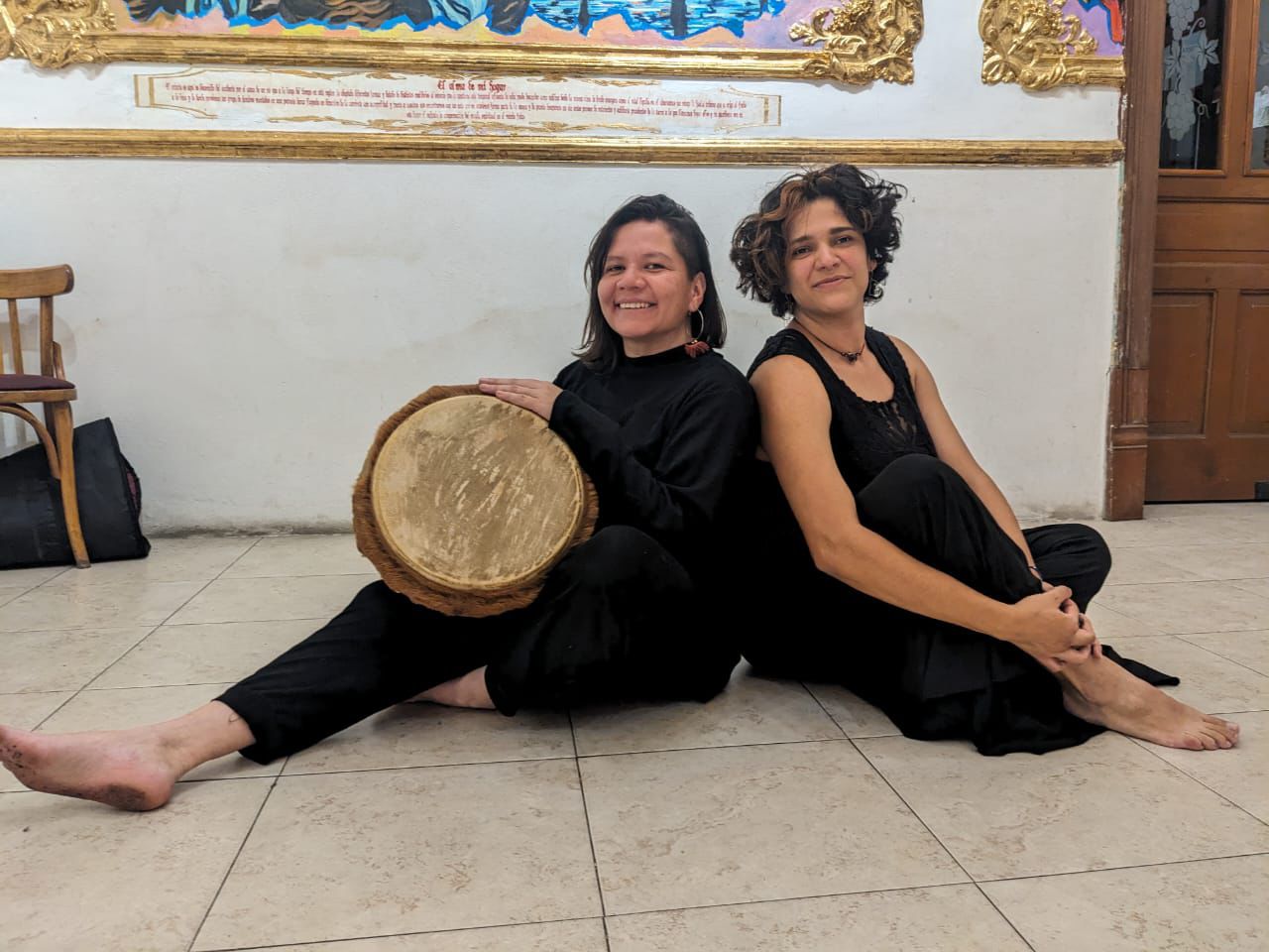 El uso de percursiones ayuda a mejorar el ritmo de las personas que acuden a este taller de danza