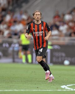 Luka Modric aportará experiencia y equilibrio al centro del campo del AC Milan a sus casi 40 años