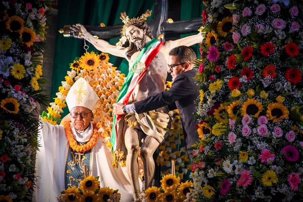 En Ixmiquilpan, el alcalde subió al podio del "General de Generales" para colocarle la banda presidencial
