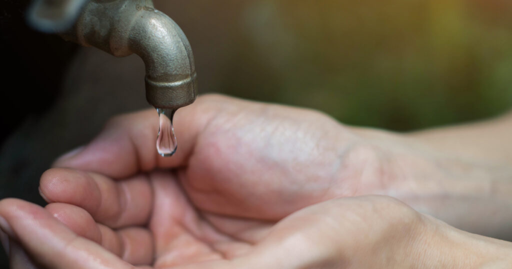 Vecinos de Paseo de los Solares, en Pachuca, señalan hasta cuatro meses sin suministro de agua