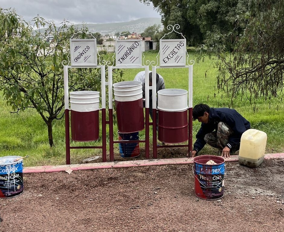 Colocan módulos de botes en sendero