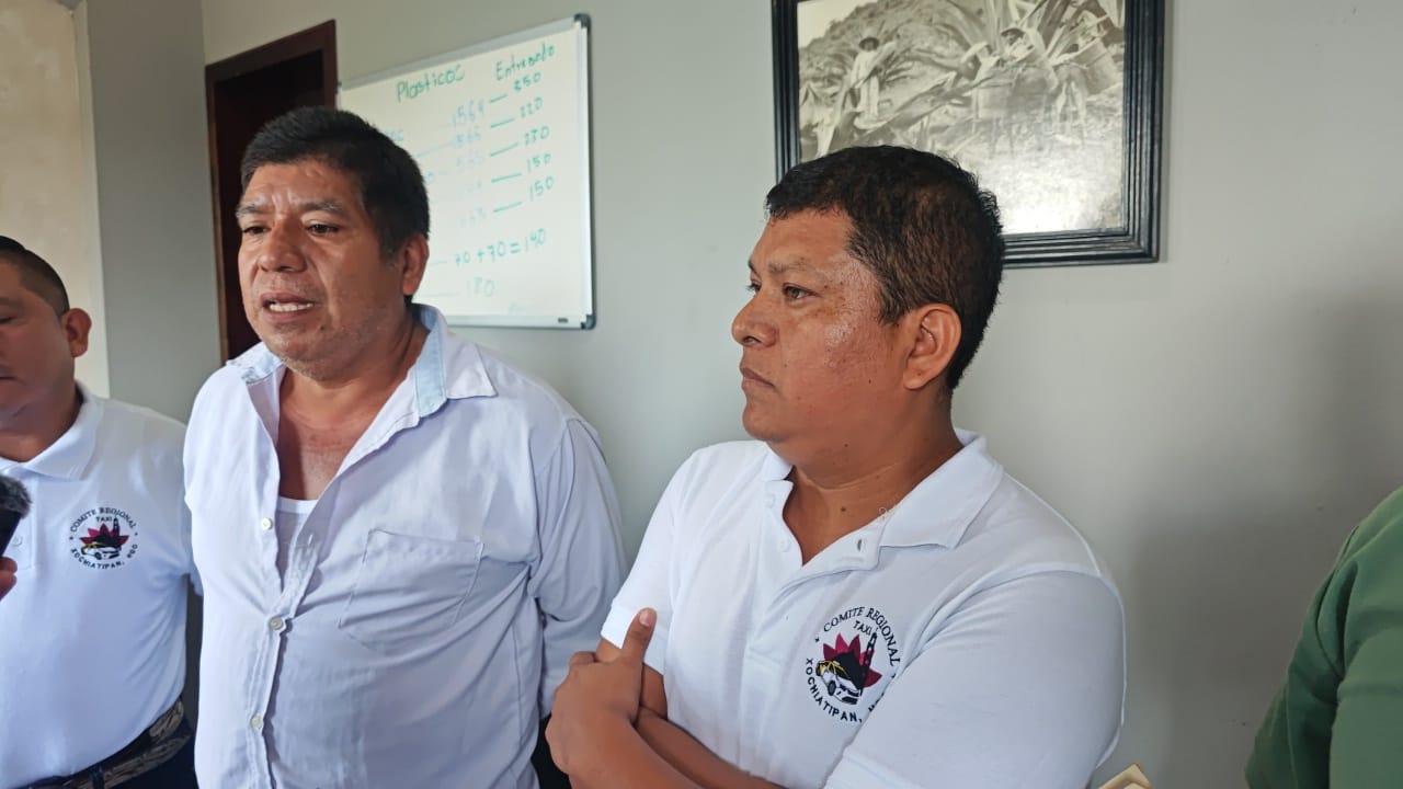 Habitantes y transportistas denuncian que las carreteras de Xochiatipan no reciben mantenimiento, afectando la vida diaria y la economía local / Foto de Salomón Hernández 