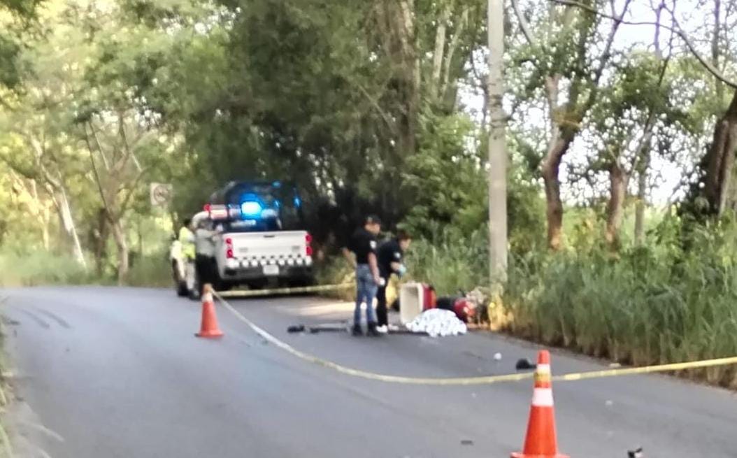 Un hombre presuntamente perdió el control de una motocicleta marca Yamaha y se impactó contra un poste