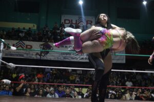 La chilena La Catalina en plena acción contra Espía Maya