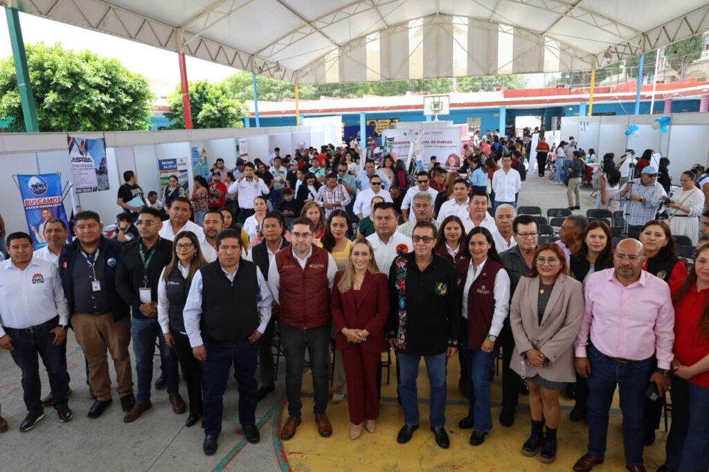 Jóvenes de Tepeji del Río acudieron a la Feria Nacional de Empleo Juvenil en busca de vacantes