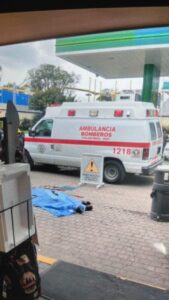 La camioneta que atropelló al hombre fue una Chevrolet color gris, con placas HG349A5