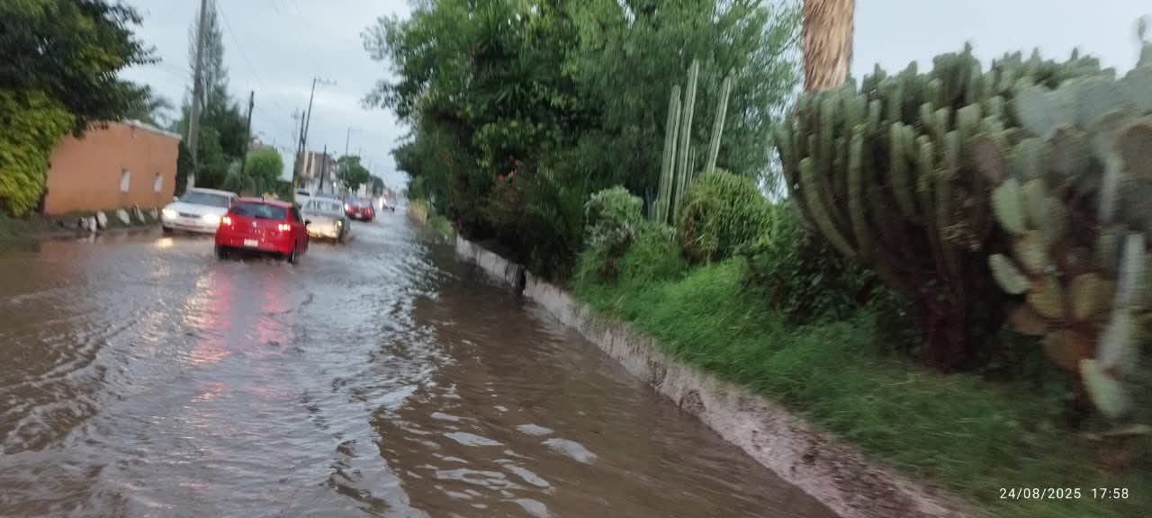 Vecinos observaron el flujo del canal, que se mantuvo controlado y sin riesgos mayores en Tezontepec