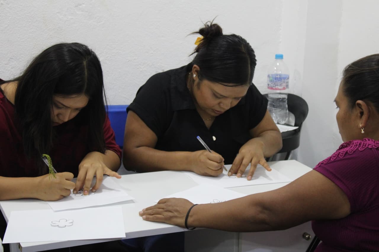 La capacitación busca perfeccionar técnicas de bordado propias de la región y ampliar la variedad de diseños, estilos, telas e hilos con que trabajan las bordadoras
