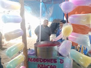 La baja afluencia en la feria no afectó al vendedor de algodones de azúcarFoto: Martha Sáenz