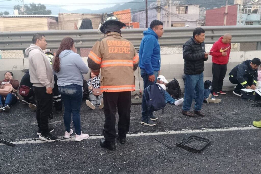 ¡Volcadura mañanera en la México-Pachuca! Combi con 19 pasajeros se accidenta y deja saldo fatal