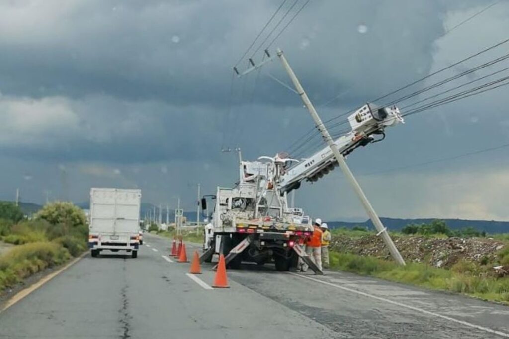 Las Torres, bajo riesgo: Poste eléctrico inclinado alarma a conductores y peatones
