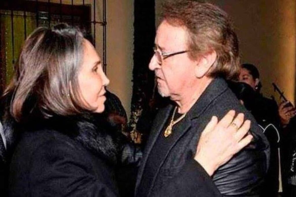 Carlos Villagrán le manda