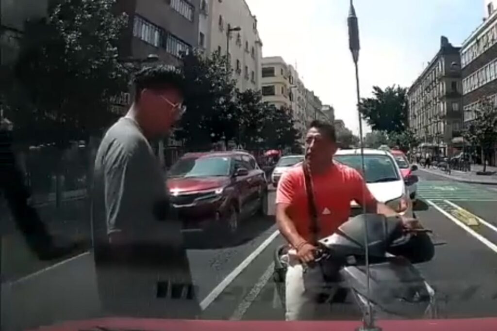 En la Cdmx, motociclista y taxista se enfrentaron a golpes en pleno Centro Histórico