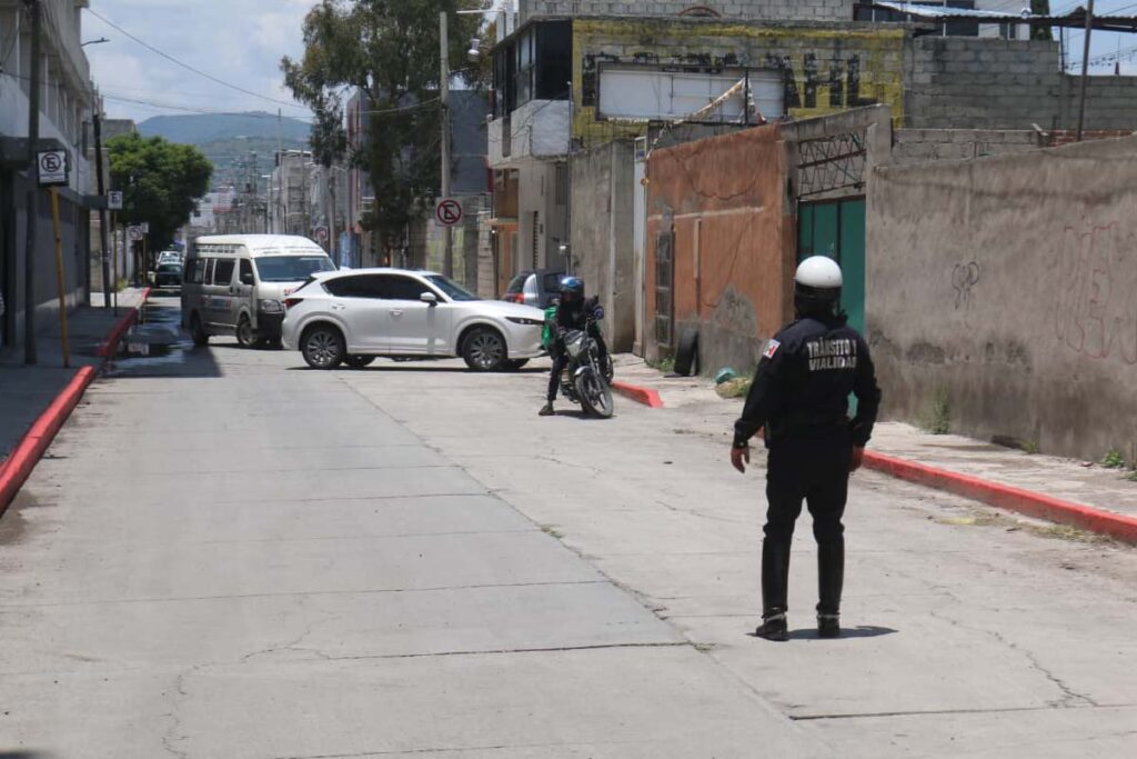 Policías de Tránsito, apostados en Buda, orientaron a los automovilistas sobre el cambio en el sentido de las calles aledañas a Colosio