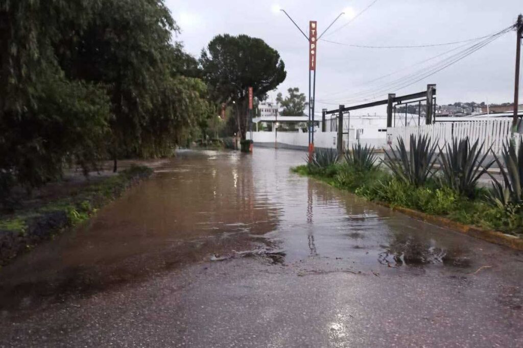 Desde el lunes, la calle Revolución Mexicana, frente a la central de autobuses, estuvo cerrada por anegación 