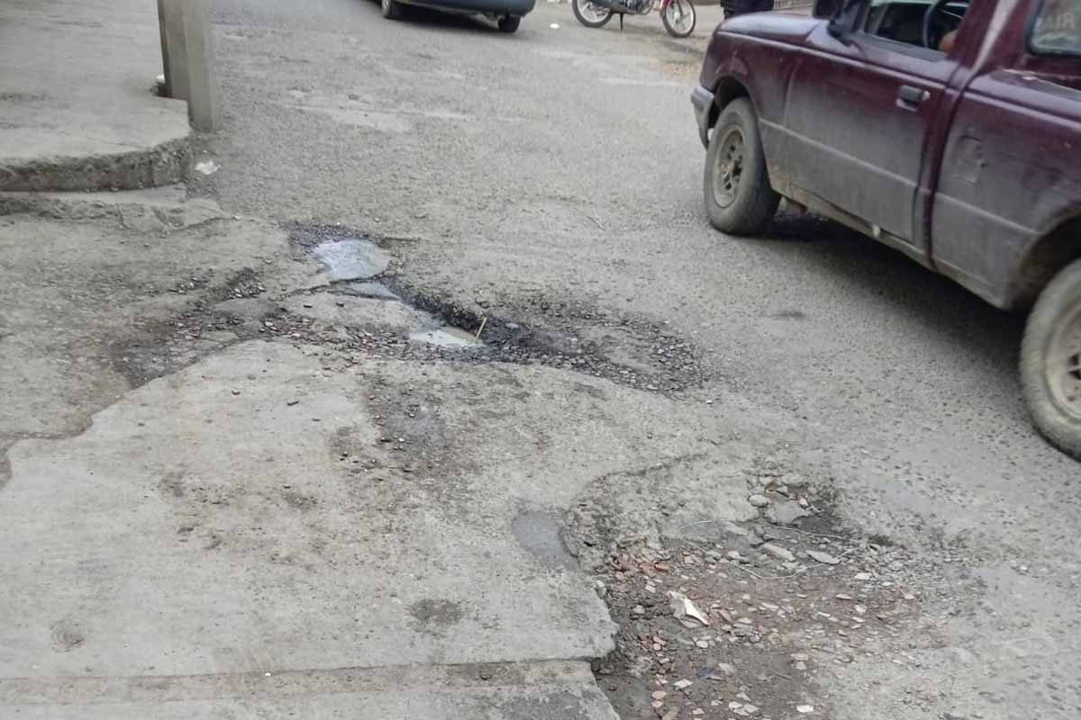 La vía Constitución, en Huejutla, se ha deteriorado por las lluvias y el constante paso de unidades pesadas