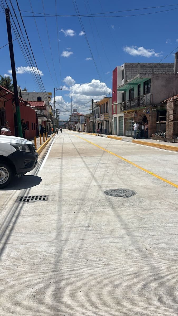 Los trabajos consistieron en la colocación de 350 metros lineales de tubería de PVC hidráulico de seis pulgadas para la distribución de agua potable