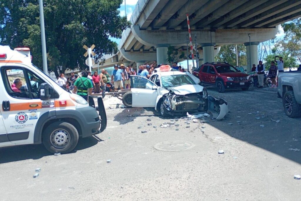 Tragedia en Irapuato: Tren sin supervisión embiste a vehículos a su paso y deja saldo fatal