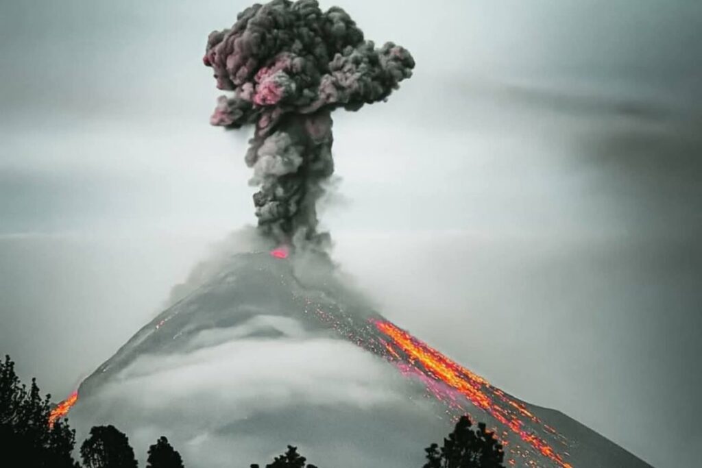 Volcán corona una romántica propuesta de matrimonio con una pequeña erupción