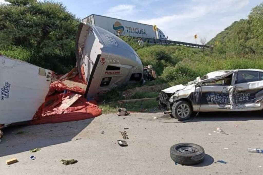 Camioneta volcada en el kilómetro 58 de la autopista México‑Querétaro en Tepeji del Río