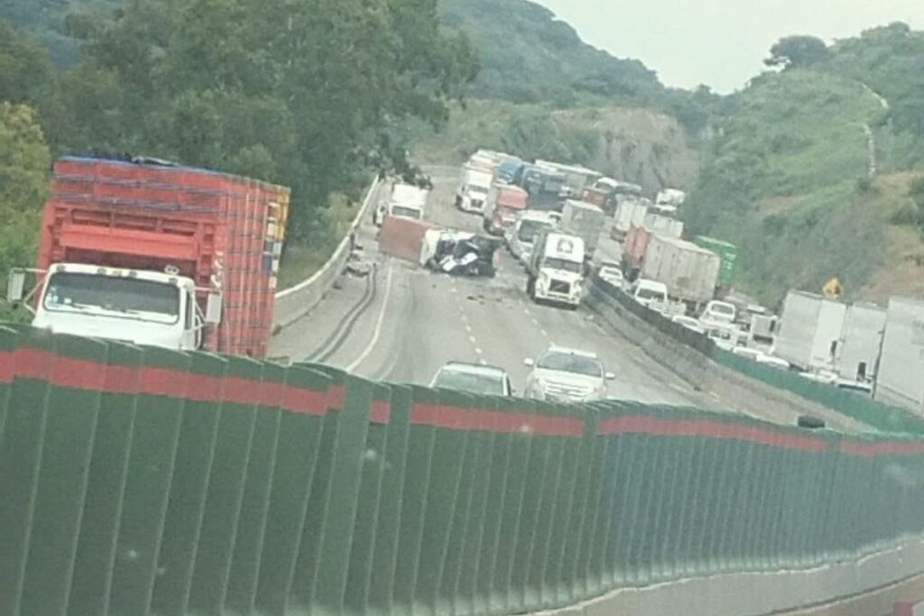 La México-Querétaro registra congestionamiento vehicular por volcadura de un tráiler