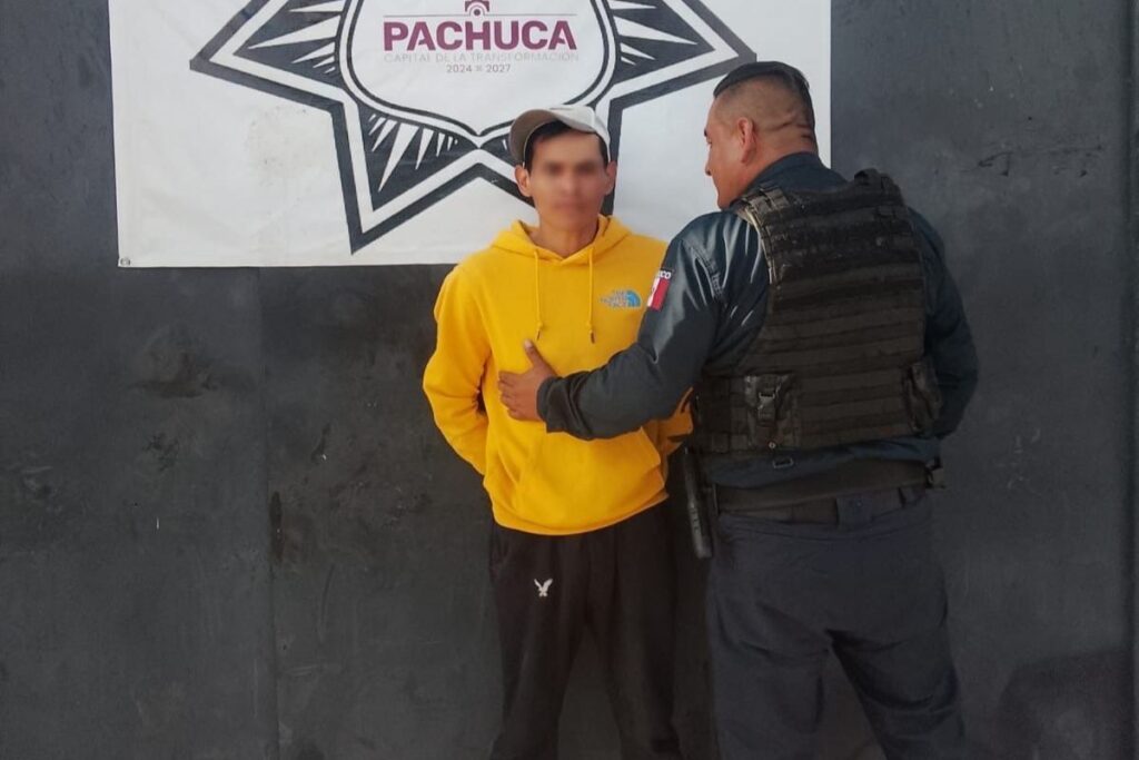 Roban a transeúnte en Pachuca y genera movilización que culmina con detención
