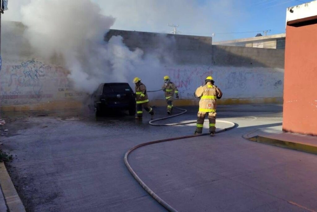 Reportan en Pachuca un incendio de un automotor en la Aquiles Serdán; ¿hubo víctimas?