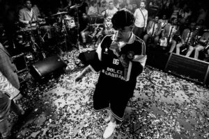 El cantante ofreció disculpas a autoridades y asistentes del evento.