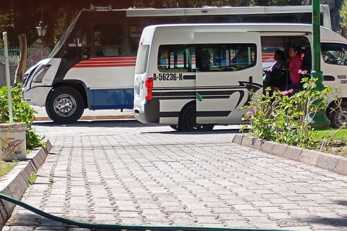 Colectivas del transporte público invaden paraderos del Centro de Pachuca