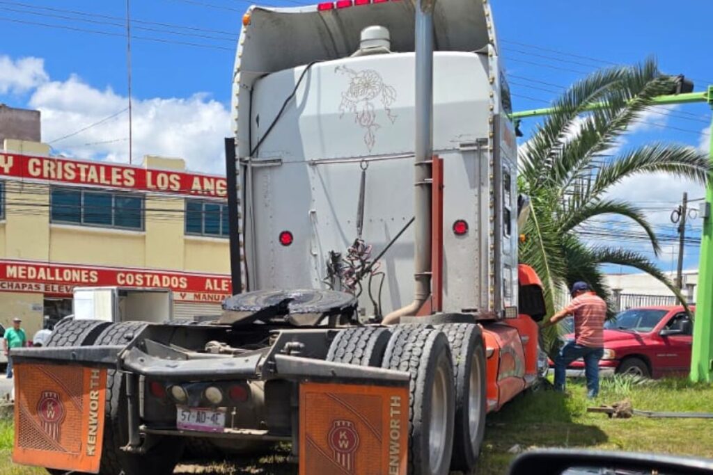 Caos en Tulancingo: Tráiler se accidenta cuando circulaba en la bajada de San José