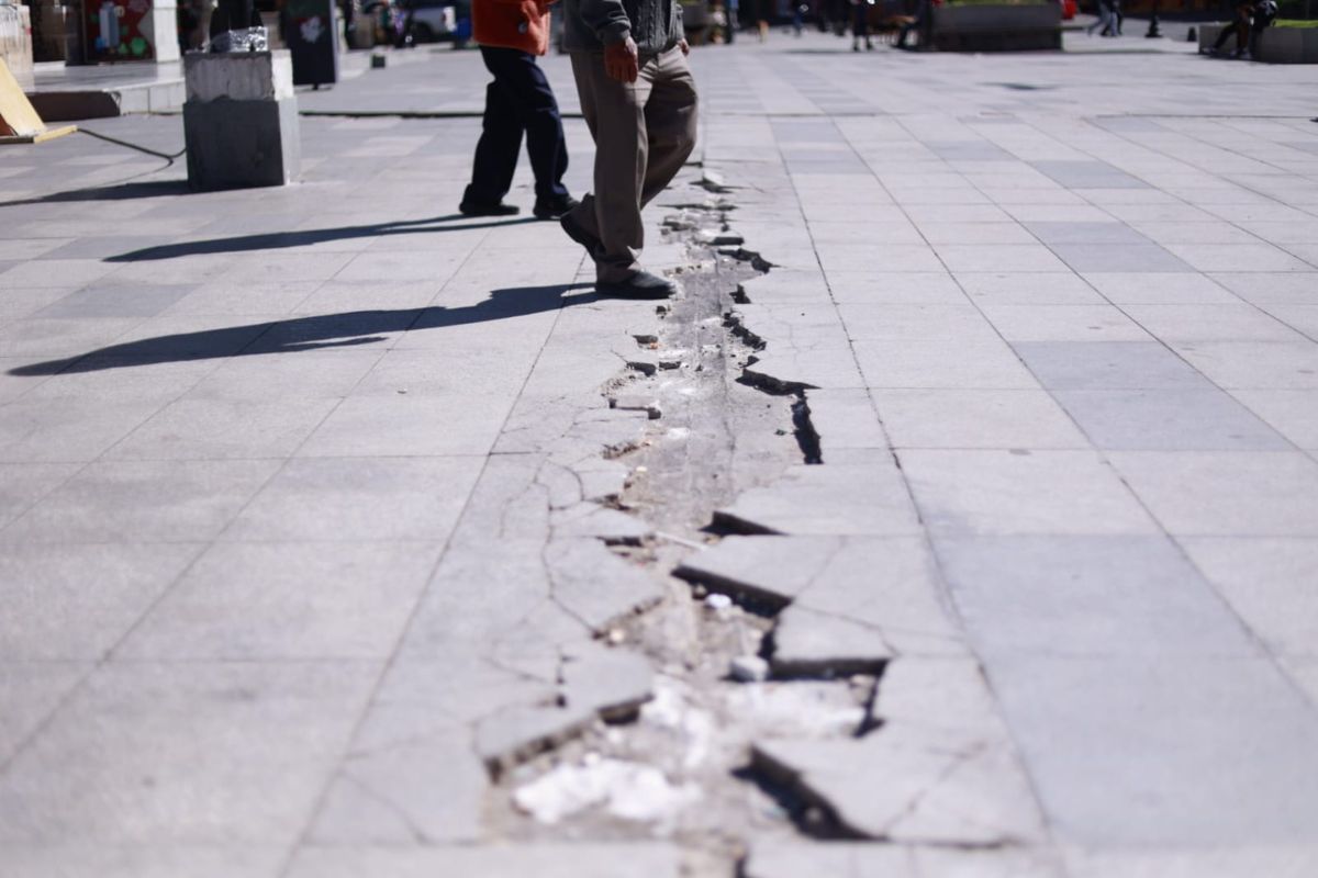 La plaza presenta deterioro en el piso y las banquetas, además de falta de sombra | Foto: David Martínez