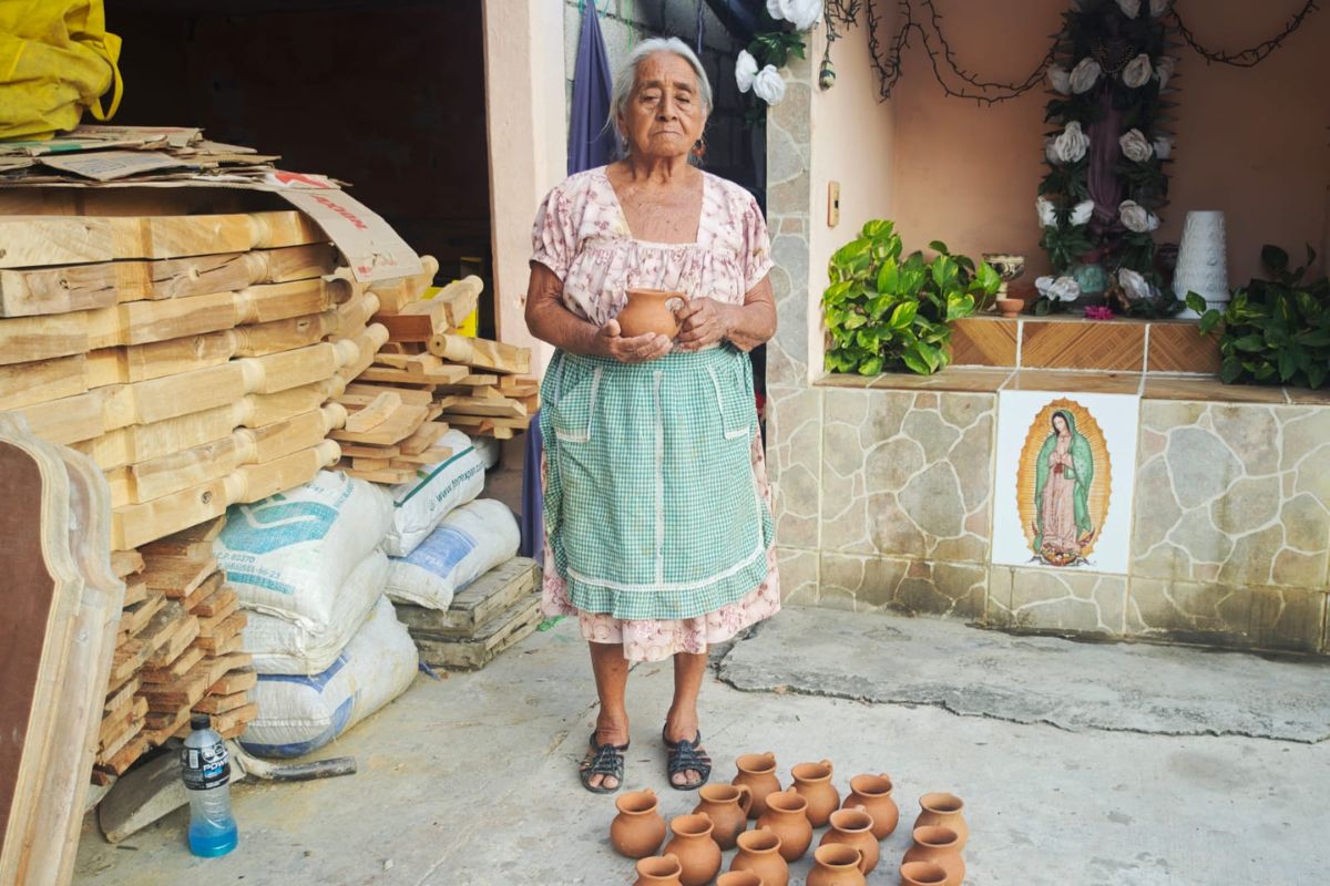 A diferencia de otros artesanos, Guadalupe realiza sola todo el proceso | Foto: Salomón Hernández
