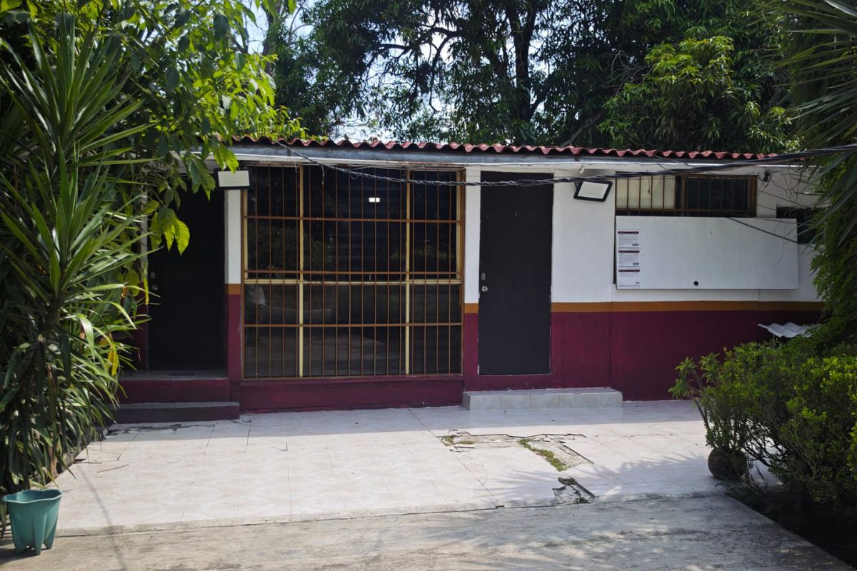 En ocasiones, las oficinas del Sistema de Transporte Convencional permanecen cerradas en horario laboral | Foto: Salomón Hernández