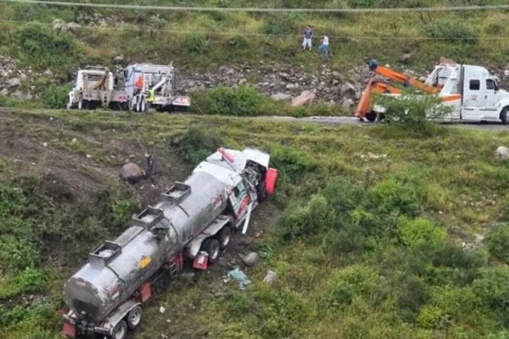 Tráiler pasaba en la Tasquillo-Zimapán cuando cayó a un barranco; ¿cuál fue el saldo?