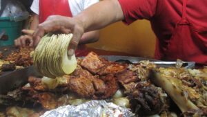 Clientes de la taquería en Tula fueron despojados de dinero y pertenencias.
