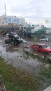 Automovilistas quedaron varados tras la fuerte precipitación en la capital hidalguense.