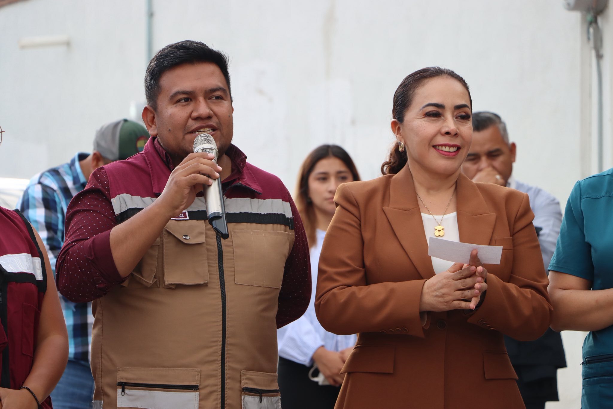 La presidenta municipal, Imelda Cuéllar Cano, encabezó el banderazo de inicio de los trabajos de pavimentación hidráulica, construcción de drenaje sanitario y línea de agua potable