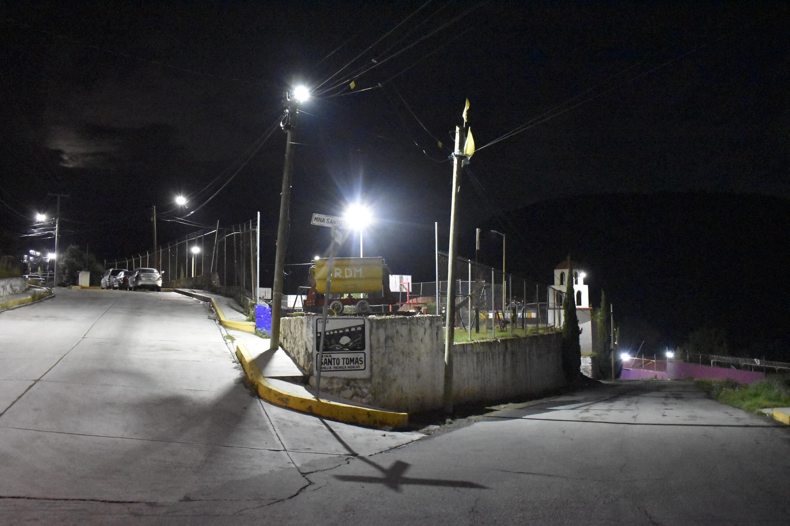 Modernizan sistema de alumbrado en el barrio La Camelia de Pachuca