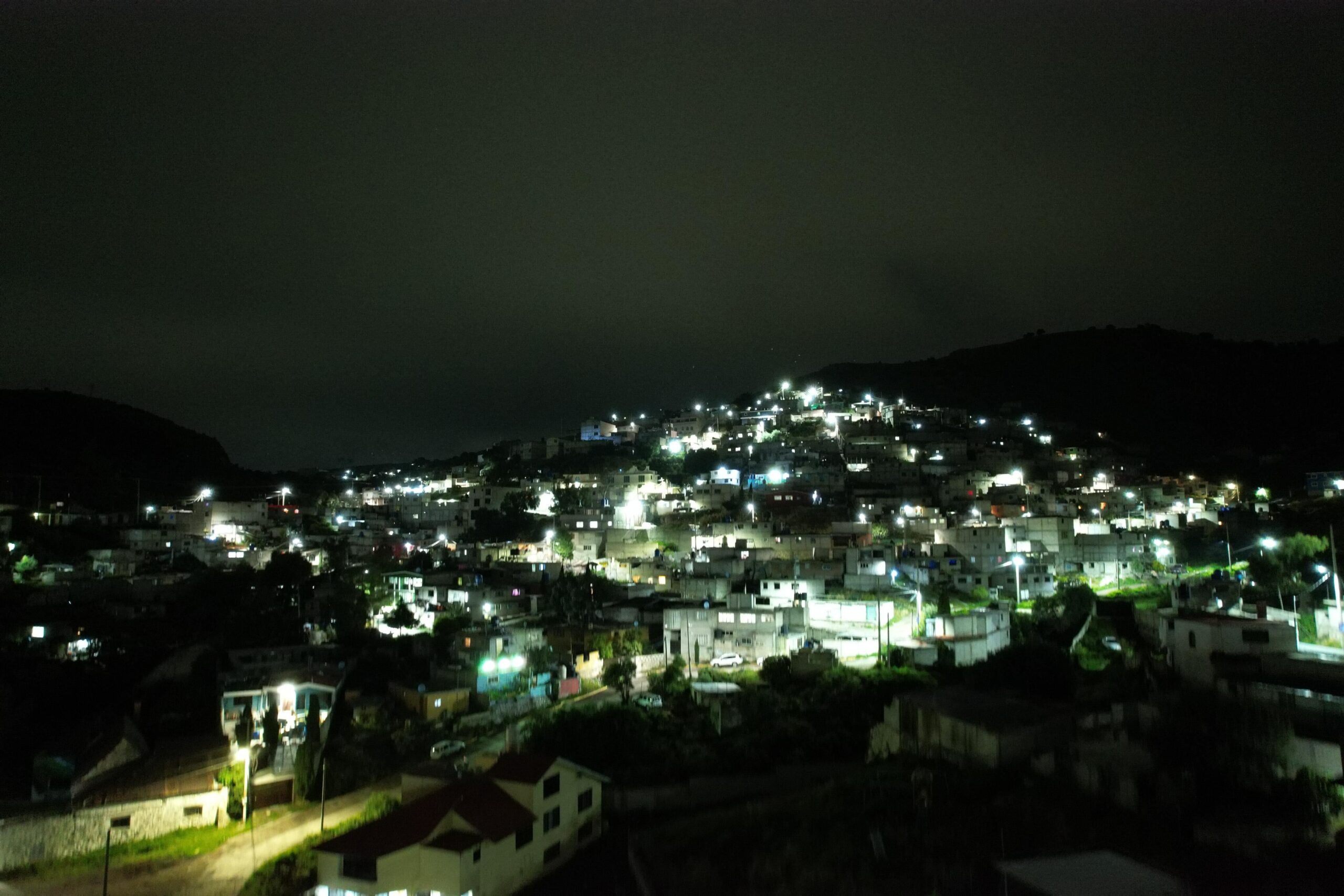 Modernizan sistema de alumbrado en el barrio La Camelia de Pachuca