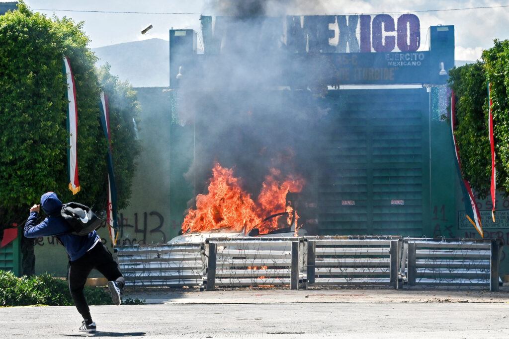 Estudiantes de Ayotzinapa protestaron en el Campo Militar 1; así terminó la manifestación