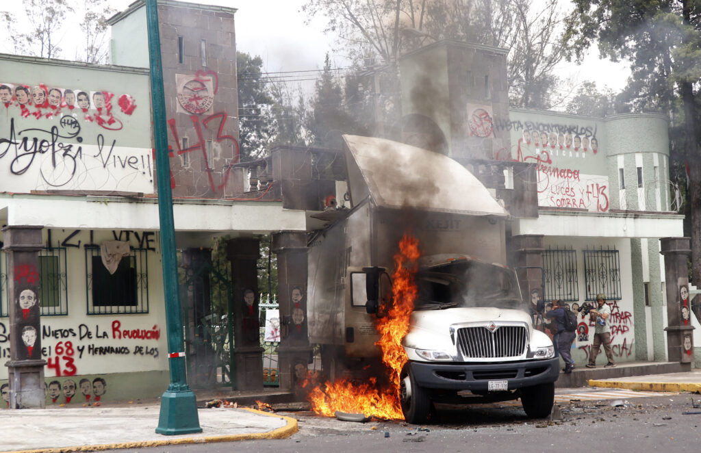 Estudiantes de Ayotzinapa protestaron en el Campo Militar 1; así terminó la manifestación