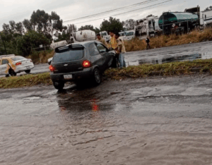 Auto se quedó a medio camino en la Pachuca-Sahagún