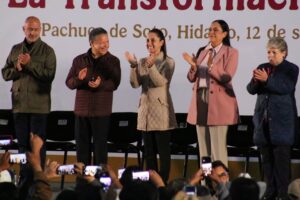 La presidenta Claudia Sheinbaum estuvo acompañada por el gobernador Julio MenchacaFoto: Juan Martínez