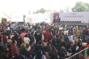 Los asistentes al evento esperaron a la presidenta Claudia Sheinbaum por varias horasFoto: Juan Martínez